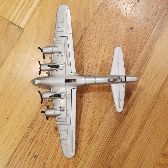 Maisto B-17G Flying Fortress Sugarland Express - Picture 8 of 11